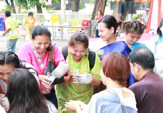 ภาพกิจกรรม คณะวิทยาศาสตร์และเทคโนโลยี เข้าร่วมทำบุญปีใหม่ไทย พิธีรดน้ำดำหัวขอพรผู้อาวุโสและผู้บริหารมหาวิทยาลัยราชภัฏกำแพงเพชร