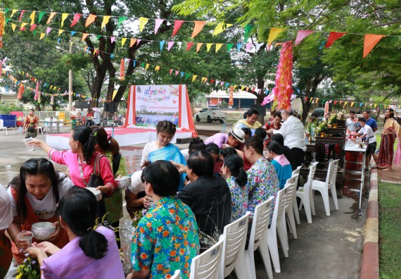 ภาพกิจกรรม คณะวิทยาศาสตร์และเทคโนโลยี เข้าร่วมทำบุญปีใหม่ไทย พิธีรดน้ำดำหัวขอพรผู้อาวุโสและผู้บริหารมหาวิทยาลัยราชภัฏกำแพงเพชร