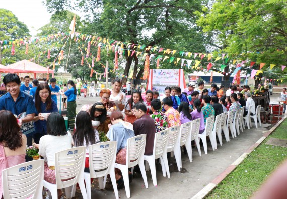 ภาพกิจกรรม คณะวิทยาศาสตร์และเทคโนโลยี เข้าร่วมทำบุญปีใหม่ไทย พิธีรดน้ำดำหัวขอพรผู้อาวุโสและผู้บริหารมหาวิทยาลัยราชภัฏกำแพงเพชร