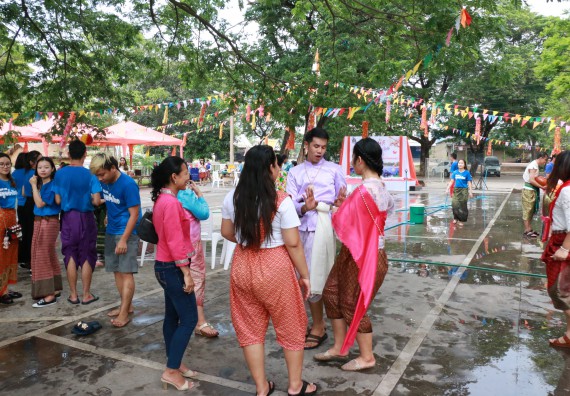 ภาพกิจกรรม คณะวิทยาศาสตร์และเทคโนโลยี เข้าร่วมทำบุญปีใหม่ไทย พิธีรดน้ำดำหัวขอพรผู้อาวุโสและผู้บริหารมหาวิทยาลัยราชภัฏกำแพงเพชร