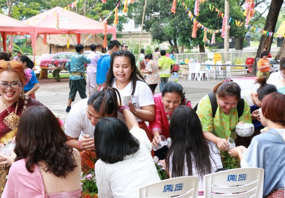 ภาพกิจกรรม คณะวิทยาศาสตร์และเทคโนโลยี เข้าร่วมทำบุญปีใหม่ไทย พิธีรดน้ำดำหัวขอพรผู้อาวุโสและผู้บริหารมหาวิทยาลัยราชภัฏกำแพงเพชร