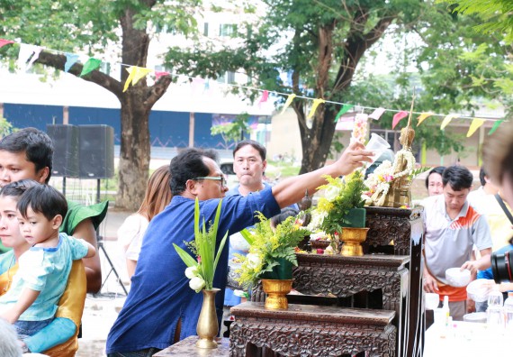 ภาพกิจกรรม คณะวิทยาศาสตร์และเทคโนโลยี เข้าร่วมทำบุญปีใหม่ไทย พิธีรดน้ำดำหัวขอพรผู้อาวุโสและผู้บริหารมหาวิทยาลัยราชภัฏกำแพงเพชร