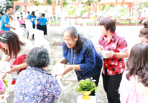 ภาพกิจกรรม คณะวิทยาศาสตร์และเทคโนโลยี เข้าร่วมทำบุญปีใหม่ไทย พิธีรดน้ำดำหัวขอพรผู้อาวุโสและผู้บริหารมหาวิทยาลัยราชภัฏกำแพงเพชร