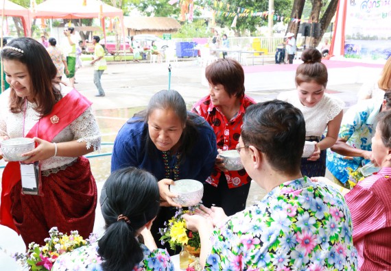 ภาพกิจกรรม คณะวิทยาศาสตร์และเทคโนโลยี เข้าร่วมทำบุญปีใหม่ไทย พิธีรดน้ำดำหัวขอพรผู้อาวุโสและผู้บริหารมหาวิทยาลัยราชภัฏกำแพงเพชร