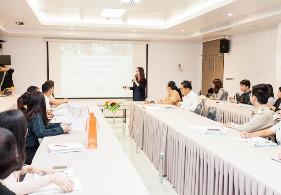 ภาพกิจกรรม คณะวิทยาศาสตร์และเทคโนโลยี จัดโครงการอบรมเชิงปฏิบัติการวิทยากรสำหรับสะเต็มศึกษา (STEM Education)