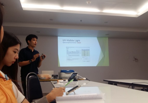 ภาพกิจกรรม โปรแกรมวิชาวิทยาศาสตร์และเทคโนโลยีการอาหาร จัดการอบรมเครื่อง Spectrophotometer