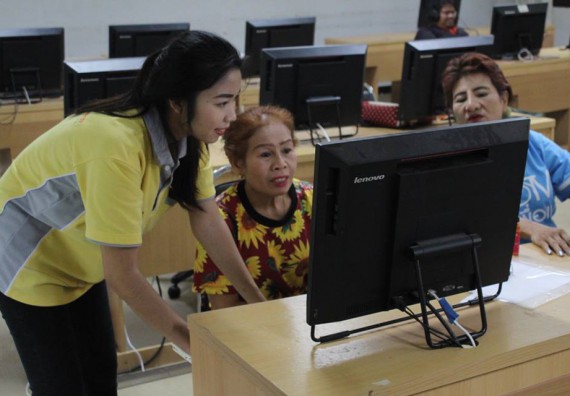 ภาพกิจกรรม โปรแกรมวิชาวิทยาการคอมพิวเตอร์ จัดการอบรมเชิงปฏิบัติการการสร้างเพจบนสื่อสังคมออนไลน์เพื่อประกอบธุรกิจบนเครือข่าย