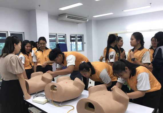 ภาพกิจกรรม โปรแกรมวิชาสาธารณสุขศาสตร์ จัดการอบรมการตรวจมะเร็งเต้านม การตรวจมะเร็งปากมดลูก