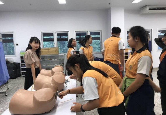 ภาพกิจกรรม โปรแกรมวิชาสาธารณสุขศาสตร์ จัดการอบรมการตรวจมะเร็งเต้านม การตรวจมะเร็งปากมดลูก