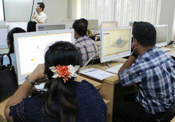 ภาพกิจกรรม โปรแกรมวิชาคณิตศาสตร์ จัดการอบรมเชิงปฏิบัติการ เรื่อง การจัดทำโครงงานและการใช้โปรแกรมสำเร็จรูปทางคณิตศาสตร์