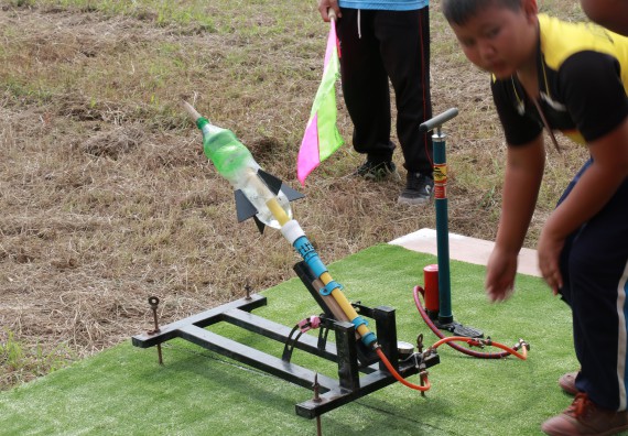 ภาพกิจกรรม การแข่งขันจรวดขวดน้ำ ประถมศึกษาปีที่ 1-6 ประจำปี 2561