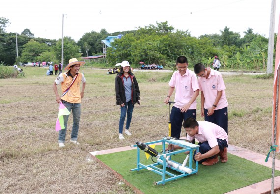 ภาพกิจกรรม การแข่งขันจรวดขวดน้ำ มัธยมศึกษาปีที่ 1-3 ประจำปี 2561