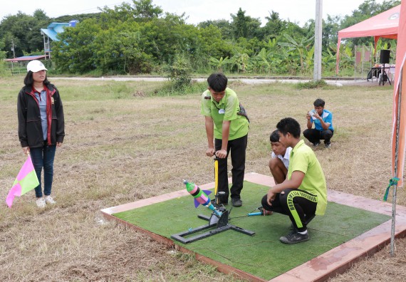 ภาพกิจกรรม การแข่งขันจรวดขวดน้ำ มัธยมศึกษาปีที่ 4-6 ประจำปี 2561