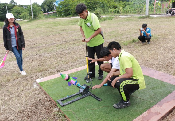 ภาพกิจกรรม การแข่งขันจรวดขวดน้ำ มัธยมศึกษาปีที่ 4-6 ประจำปี 2561