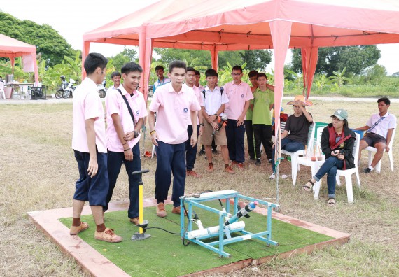 ภาพกิจกรรม การแข่งขันจรวดขวดน้ำ มัธยมศึกษาปีที่ 4-6 ประจำปี 2561