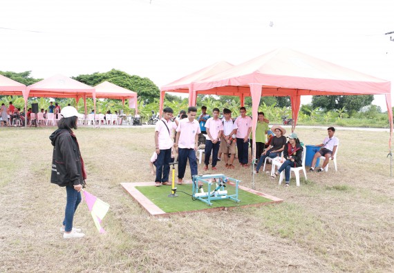 ภาพกิจกรรม การแข่งขันจรวดขวดน้ำ มัธยมศึกษาปีที่ 4-6 ประจำปี 2561