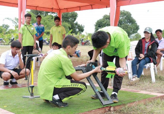 ภาพกิจกรรม การแข่งขันจรวดขวดน้ำ มัธยมศึกษาปีที่ 4-6 ประจำปี 2561