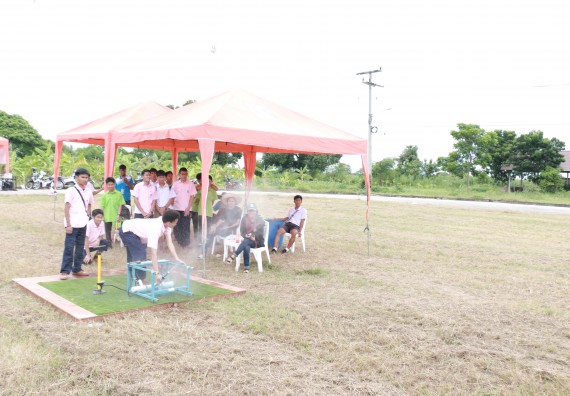 ภาพกิจกรรม การแข่งขันจรวดขวดน้ำ มัธยมศึกษาปีที่ 4-6 ประจำปี 2561