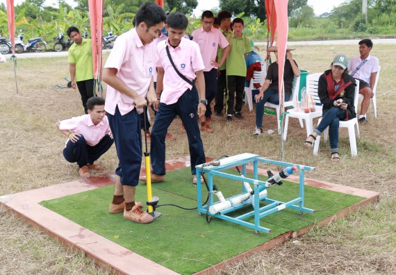 ภาพกิจกรรม การแข่งขันจรวดขวดน้ำ มัธยมศึกษาปีที่ 4-6 ประจำปี 2561