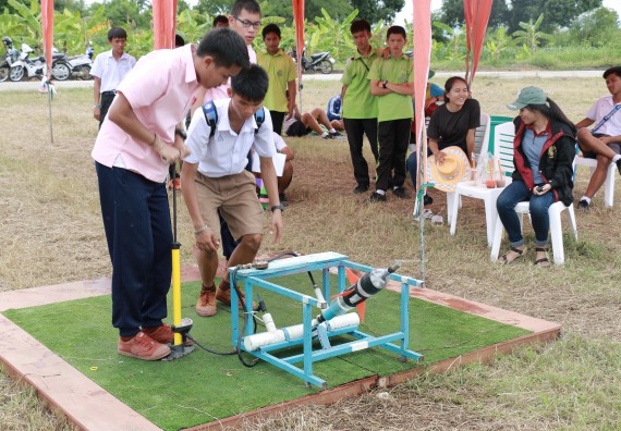 ภาพกิจกรรม การแข่งขันจรวดขวดน้ำ มัธยมศึกษาปีที่ 4-6 ประจำปี 2561