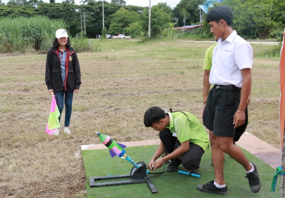 ภาพกิจกรรม การแข่งขันจรวดขวดน้ำ มัธยมศึกษาปีที่ 4-6 ประจำปี 2561