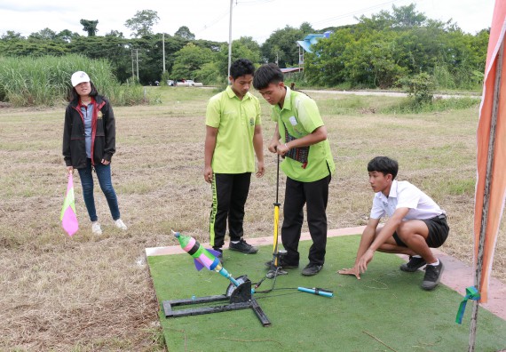 ภาพกิจกรรม การแข่งขันจรวดขวดน้ำ มัธยมศึกษาปีที่ 4-6 ประจำปี 2561