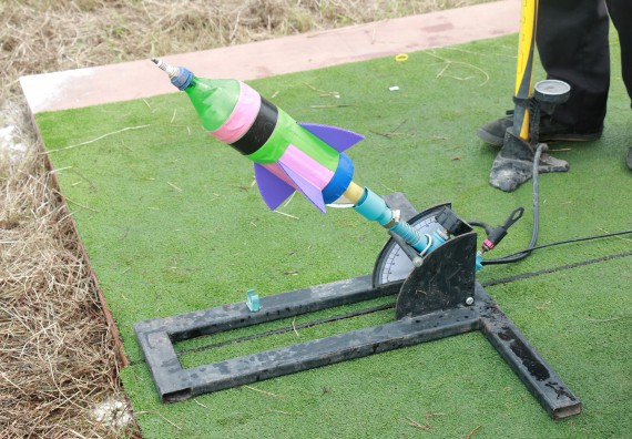 ภาพกิจกรรม การแข่งขันจรวดขวดน้ำ มัธยมศึกษาปีที่ 4-6 ประจำปี 2561