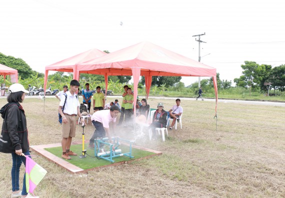 ภาพกิจกรรม การแข่งขันจรวดขวดน้ำ มัธยมศึกษาปีที่ 4-6 ประจำปี 2561
