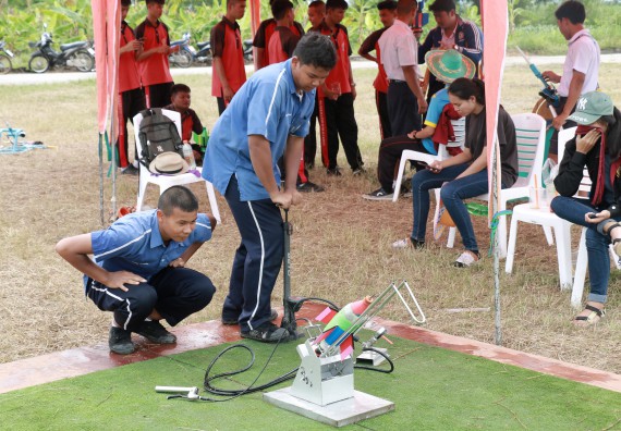 ภาพกิจกรรม การแข่งขันจรวดขวดน้ำ มัธยมศึกษาปีที่ 4-6 ประจำปี 2561