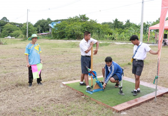 ภาพกิจกรรม การแข่งขันจรวดขวดน้ำ มัธยมศึกษาปีที่ 4-6 ประจำปี 2561