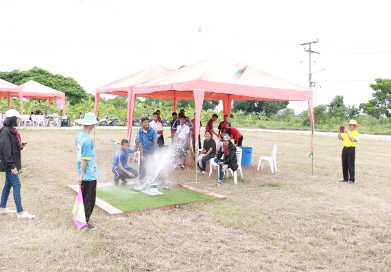 ภาพกิจกรรม การแข่งขันจรวดขวดน้ำ มัธยมศึกษาปีที่ 4-6 ประจำปี 2561