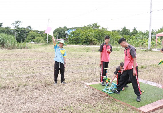 ภาพกิจกรรม การแข่งขันจรวดขวดน้ำ มัธยมศึกษาปีที่ 4-6 ประจำปี 2561