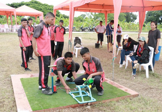 ภาพกิจกรรม การแข่งขันจรวดขวดน้ำ มัธยมศึกษาปีที่ 4-6 ประจำปี 2561