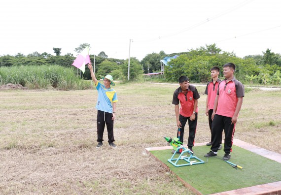 ภาพกิจกรรม การแข่งขันจรวดขวดน้ำ มัธยมศึกษาปีที่ 4-6 ประจำปี 2561