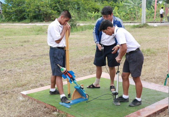 ภาพกิจกรรม การแข่งขันจรวดขวดน้ำ มัธยมศึกษาปีที่ 4-6 ประจำปี 2561