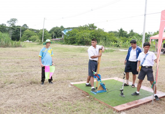 ภาพกิจกรรม การแข่งขันจรวดขวดน้ำ มัธยมศึกษาปีที่ 4-6 ประจำปี 2561