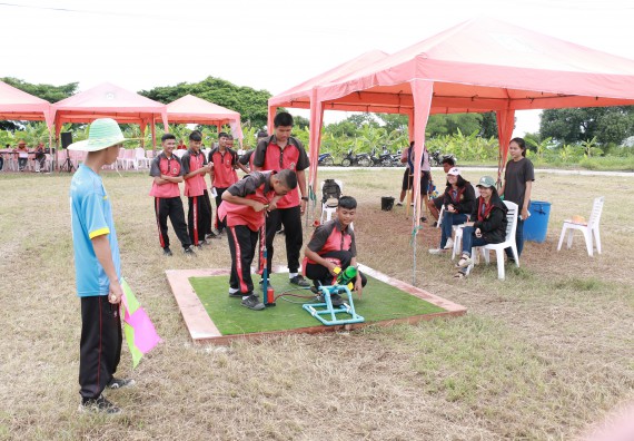 ภาพกิจกรรม การแข่งขันจรวดขวดน้ำ มัธยมศึกษาปีที่ 4-6 ประจำปี 2561