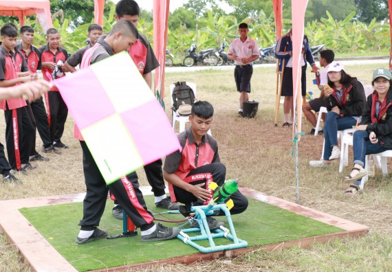 ภาพกิจกรรม การแข่งขันจรวดขวดน้ำ มัธยมศึกษาปีที่ 4-6 ประจำปี 2561