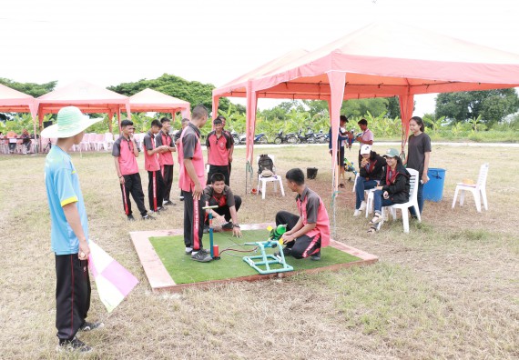 ภาพกิจกรรม การแข่งขันจรวดขวดน้ำ มัธยมศึกษาปีที่ 4-6 ประจำปี 2561