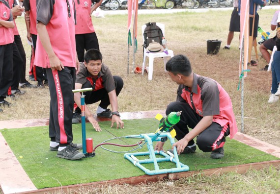 ภาพกิจกรรม การแข่งขันจรวดขวดน้ำ มัธยมศึกษาปีที่ 4-6 ประจำปี 2561