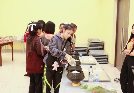 ภาพกิจกรรม สโมสรนักศึกษาคณะวิทยาศาสตร์และเทคโนโลยี จัดกิจกรรมทำบุญคณะวิทยาศาสตร์และเทคโนโลยี ประจำปี 2561