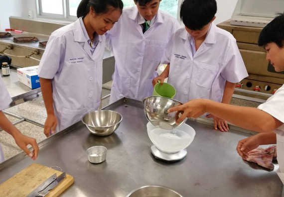 ภาพกิจกรรม โปรแกรมวิชาวิทยาศาสตร์และเทคโนโลยีการอาหาร จัดกิจกรรมเตรียมความพร้อมก่อนเข้ารับการศึกษา