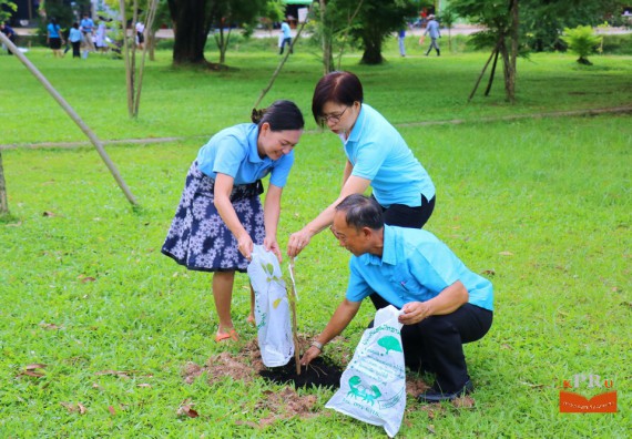 ภาพกิจกรรม คณะวิทยาศาสตร์และเทคโนโลยี เข้าร่วมโครงการ “ปลูกป่าเฉลิมพระเกียรติแม่ของแผ่นดิน”