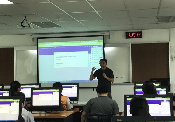 ภาพกิจกรรม นักศึกษาคณะวิทยาศาสตร์และเทคโนโลยี เข้าร่วมโครงการอบรมพัฒนาทักษะด้าน ICT Thailand 4.0 และกิจกรรมอบรมเชิงปฏิบัติการด้าน ICT Thailand 4.0 หลักสูตรฝึกอบรม Google Forms และ Google Sheets