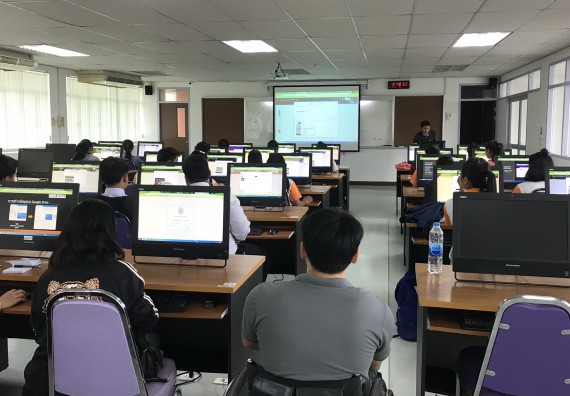 ภาพกิจกรรม นักศึกษาคณะวิทยาศาสตร์และเทคโนโลยี เข้าร่วมโครงการอบรมพัฒนาทักษะด้าน ICT Thailand 4.0 และกิจกรรมอบรมเชิงปฏิบัติการด้าน ICT Thailand 4.0 หลักสูตรฝึกอบรม Google Forms และ Google Sheets