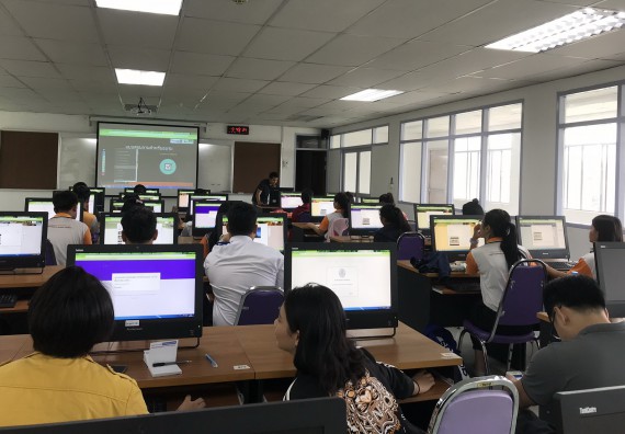 ภาพกิจกรรม นักศึกษาคณะวิทยาศาสตร์และเทคโนโลยี เข้าร่วมโครงการอบรมพัฒนาทักษะด้าน ICT Thailand 4.0 และกิจกรรมอบรมเชิงปฏิบัติการด้าน ICT Thailand 4.0 หลักสูตรฝึกอบรม Google Forms และ Google Sheets