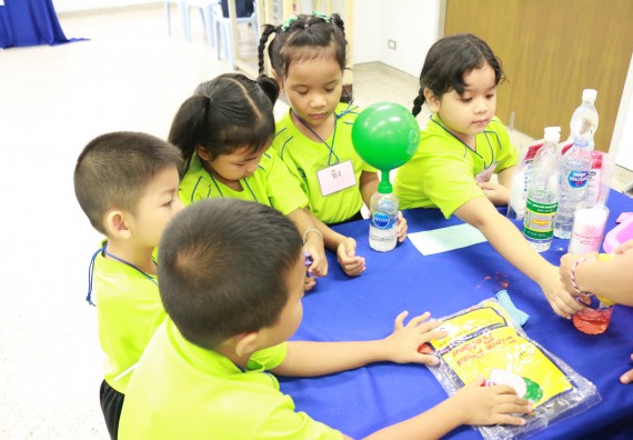ภาพกิจกรรม คณะวิทยาศาสตร์และเทคโนโลยี จัดค่ายวิทยาศาสตร์โรงเรียนสาธิตฯ อนุบาล