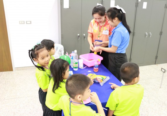 ภาพกิจกรรม คณะวิทยาศาสตร์และเทคโนโลยี จัดค่ายวิทยาศาสตร์โรงเรียนสาธิตฯ อนุบาล