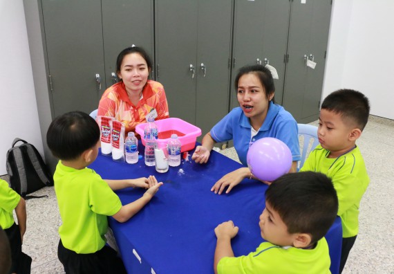 ภาพกิจกรรม คณะวิทยาศาสตร์และเทคโนโลยี จัดค่ายวิทยาศาสตร์โรงเรียนสาธิตฯ อนุบาล