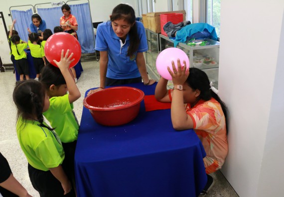ภาพกิจกรรม คณะวิทยาศาสตร์และเทคโนโลยี จัดค่ายวิทยาศาสตร์โรงเรียนสาธิตฯ อนุบาล